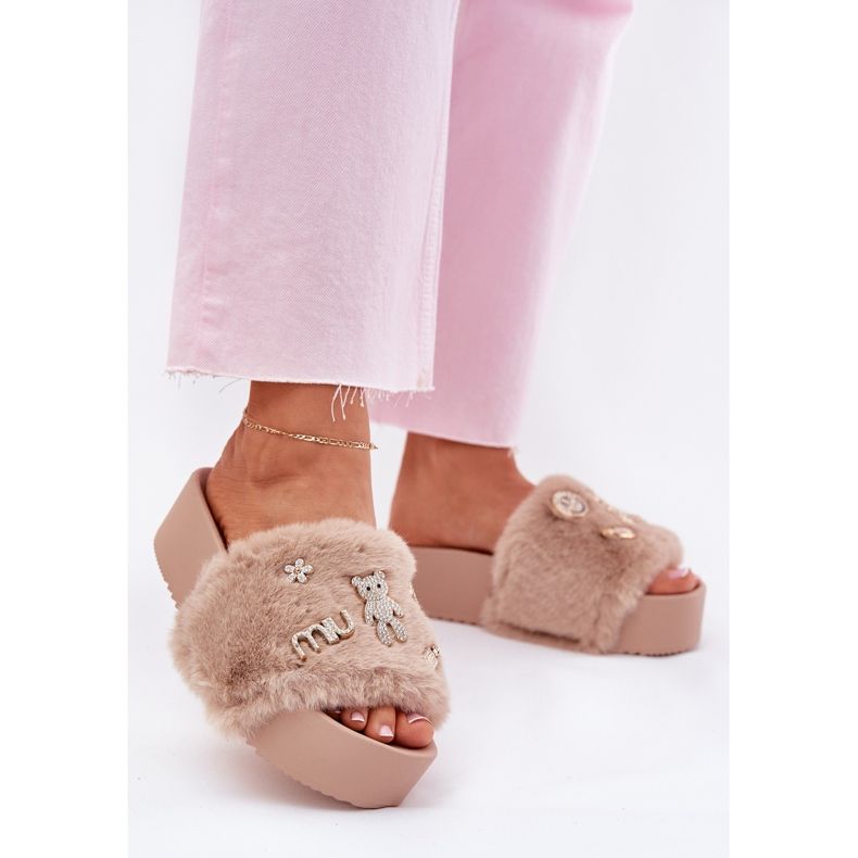 Flips femininos na plataforma com peles e pinos dourados bege 2