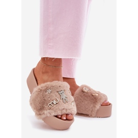 Flips femininos na plataforma com peles e pinos dourados bege 1