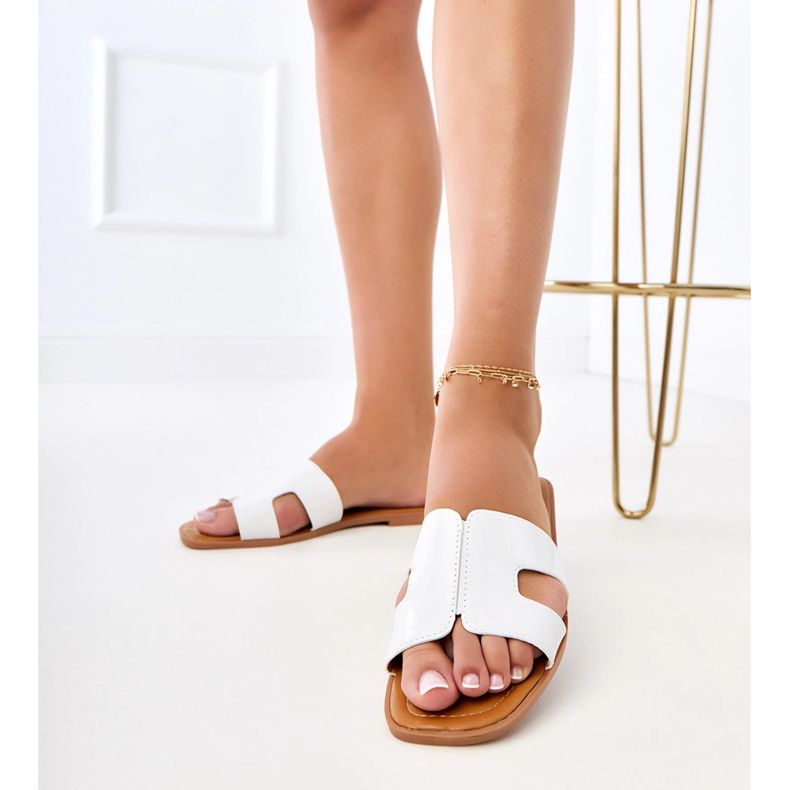 Abas brancas em uma sola plana com prensagem branco 2