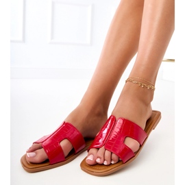 Flip -flops vermelho em uma sola plana com prensagem 2 Flip -flops vermelho em uma sola plana com prensagem 2
