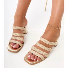Flip -flops dourados no poste com listras trançadas 1