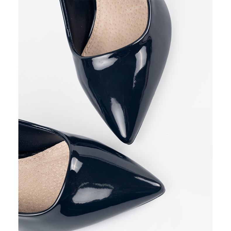 Bombas pegadas azul marinho em um salto alto 1 Bombas pegadas azul marinho em um salto alto 1