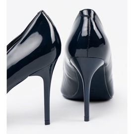 Bombas pegadas azul marinho em um salto alto 2