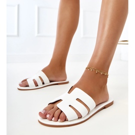 Flip -flops brancos decorados com recortes 1