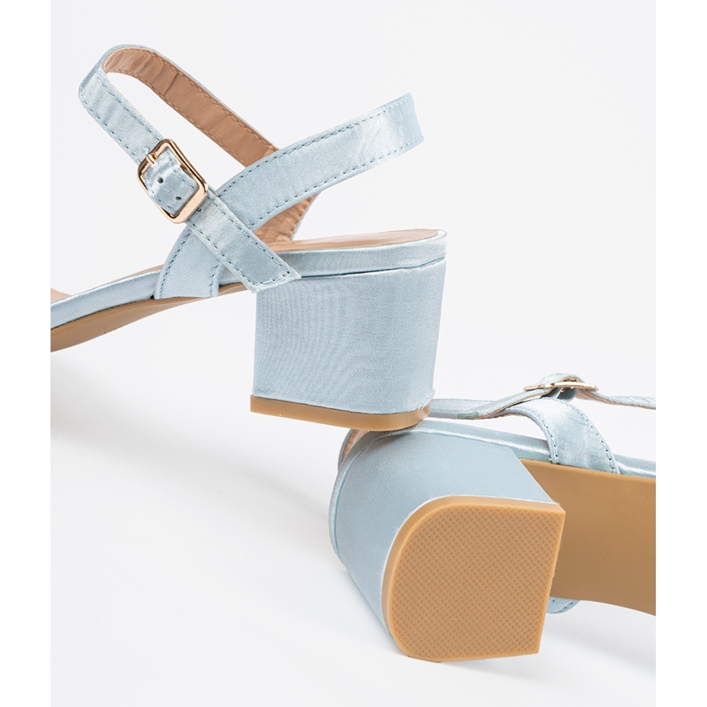 Sandálias azuis em um poste azul 2