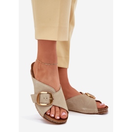 Chinelos de couro com uma pinça dourada maciejka 07000-22 pistache verde 1 Chinelos de couro com uma pinça dourada maciejka 07000-22 pistache verde 1