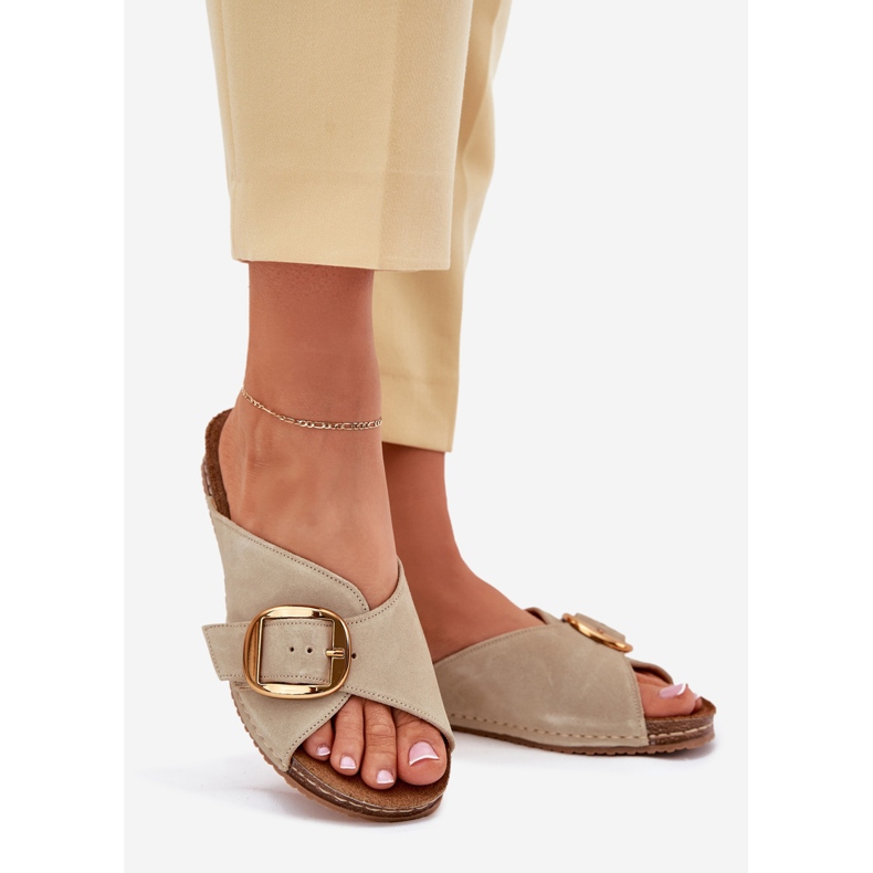 Chinelos de couro com uma pinça dourada maciejka 07000-22 pistache verde 1 Chinelos de couro com uma pinça dourada maciejka 07000-22 pistache verde 1