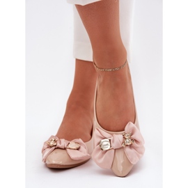 Bailarinas pintadas com um arco e um broche dourado bege 2