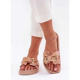 Chinelos femininos com um arco e um broche dourado bege 2