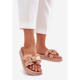 Chinelos femininos com um arco e um broche dourado bege 1