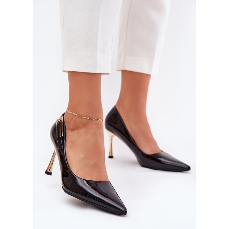 Saltos altos pintados com um grampo dourado preto 2