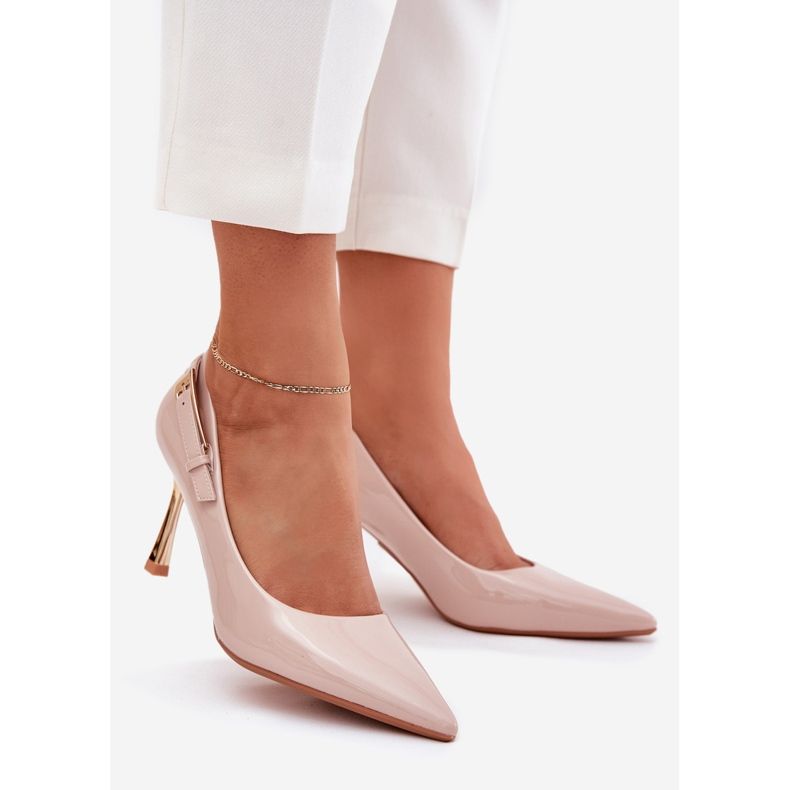 Saltos pintados com um grampo bege dourado 1 Saltos pintados com um grampo bege dourado 1