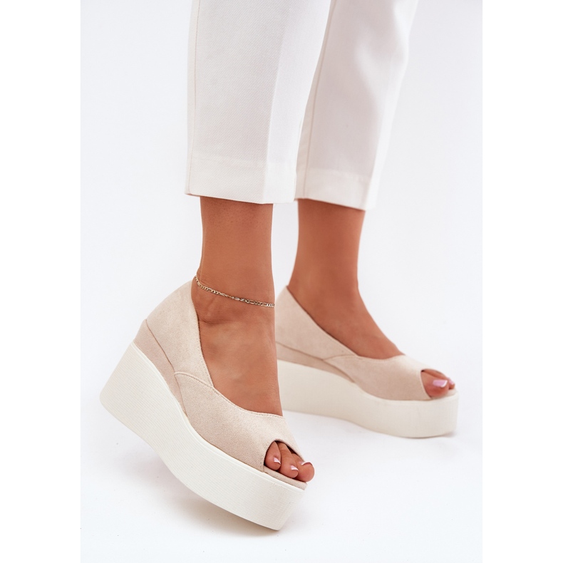 Sandálias femininas na plataforma bege e cunha 2