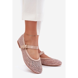 Ballerinas femininas decoradas com cinto e um bege de grampo 1 Ballerinas femininas decoradas com cinto e um bege de grampo 1