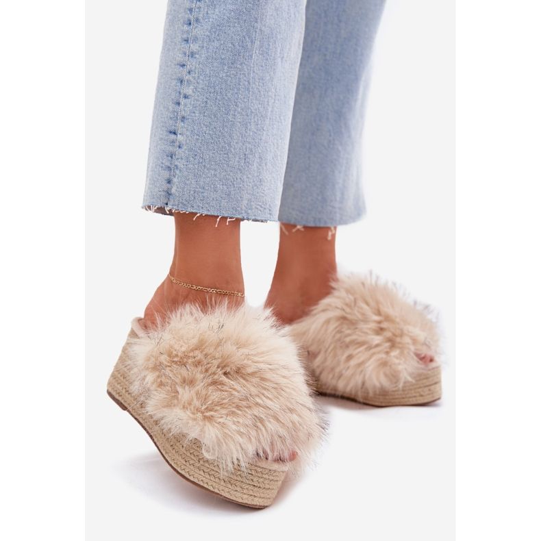 Funcionários femininos com cunha com peles e trança bege 1