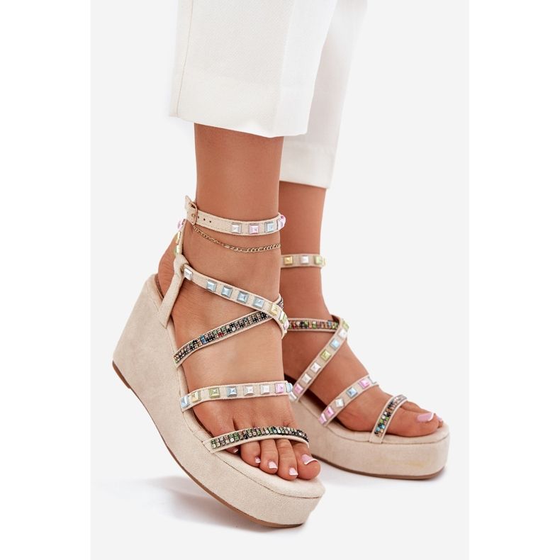 Sandálias femininas para cunha com decoração em listras bege 1
