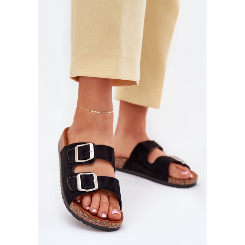 Chinelos femininos em uma plataforma de cortiça com grampos pretos 2