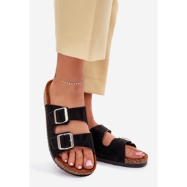 Chinelos femininos em uma plataforma de cortiça com grampos pretos 1