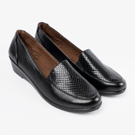 Sapatos femininos com a textura da pele de uma cobra preto 2