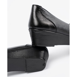 Sapatos femininos com a textura da pele de uma cobra preto 1