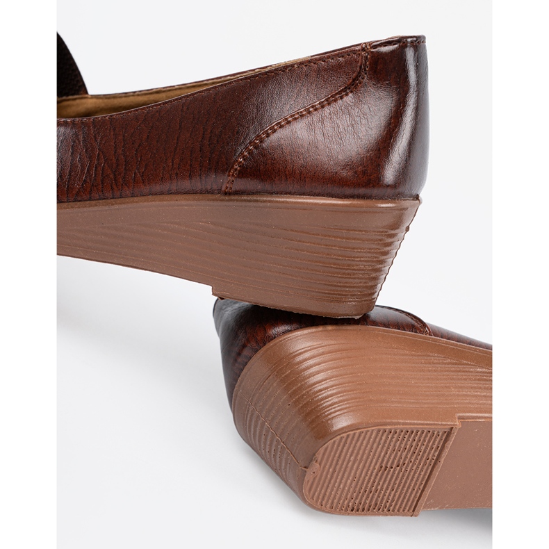 Shelvt Sapatos em uma cunha baixa marrom 1