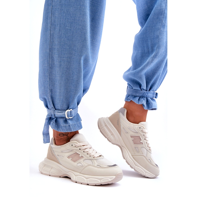 Sapatos esportivos femininos com malha bege 4