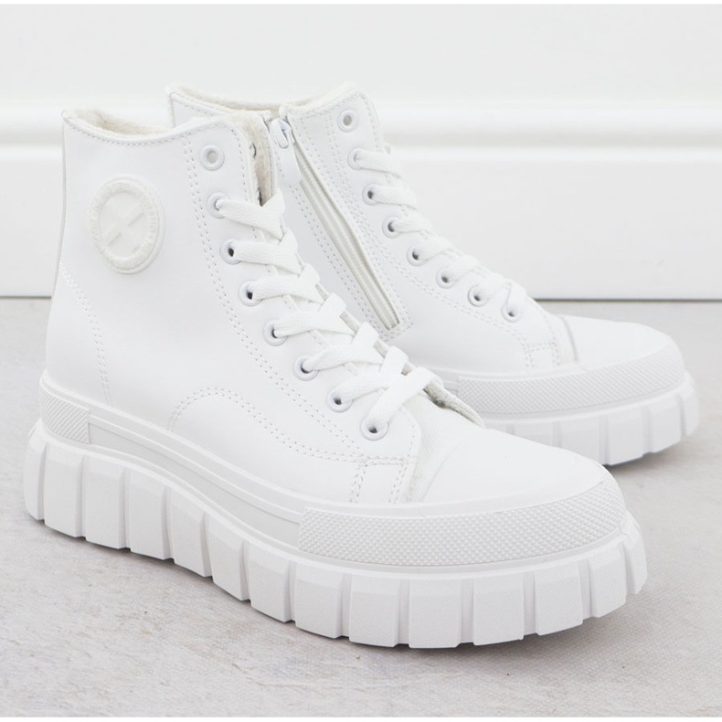 News Tênis altos isolados na plataforma de notícias brancas 9152 branco 2