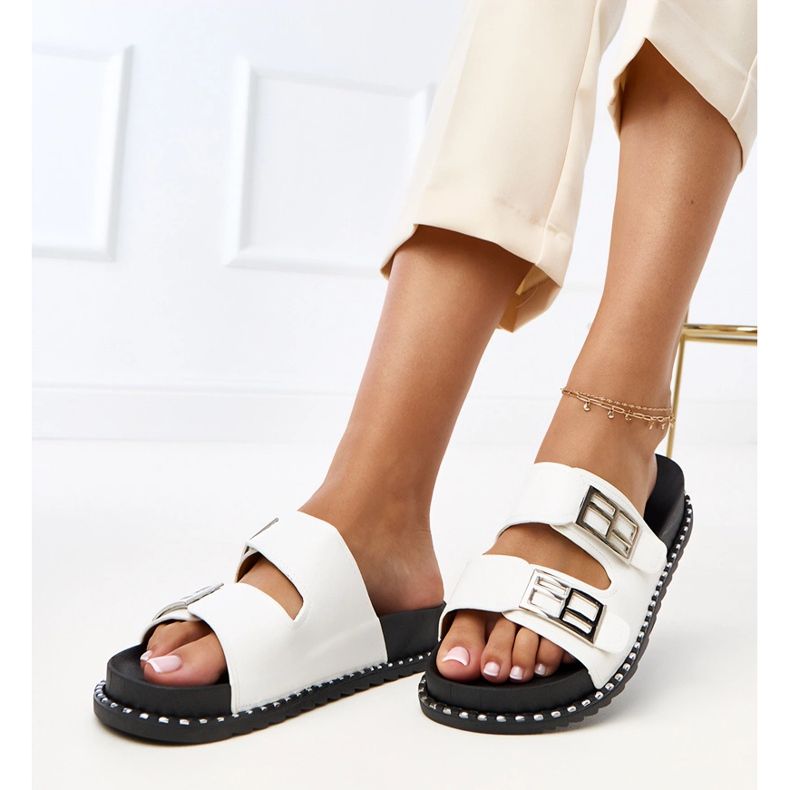 Chinelos brancos na plataforma blau 1