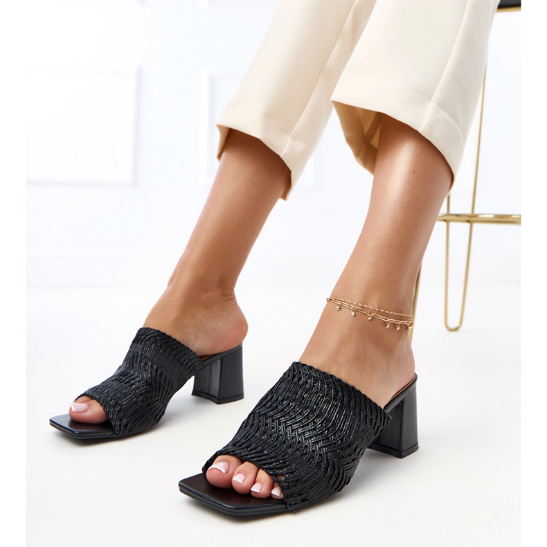 Chinelos pretos no post com listras de gamboa trançadas 1