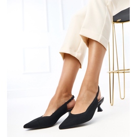 Bombas de material preto com cassie de salto baixo 2