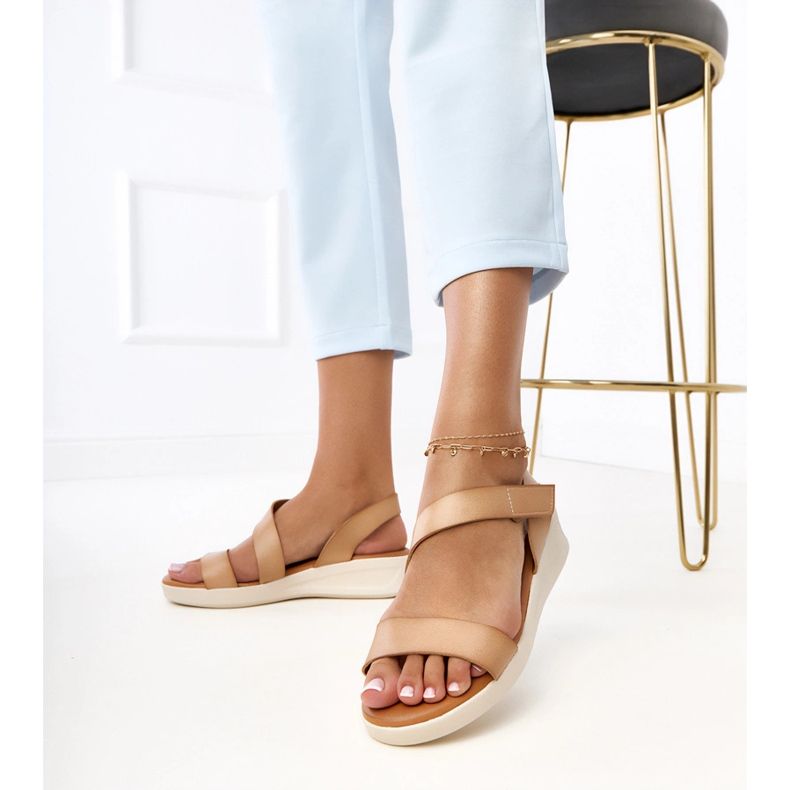 Sandálias bege em um verkado de cunha baixa 2
