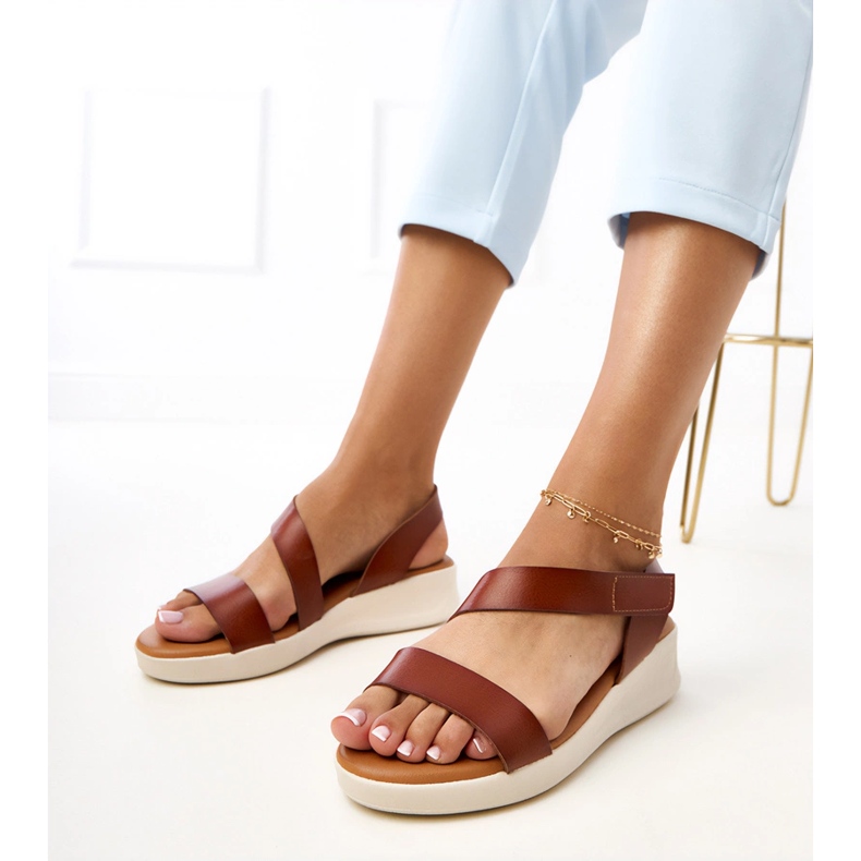 Sandálias marrons em um verkado de cunha baixa marrom 1