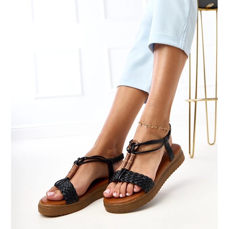Sandálias pretas com um cinto de kerya trançado preto 2