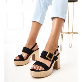 Sandálias pretas no post decorado com grampo de elevira preto 1