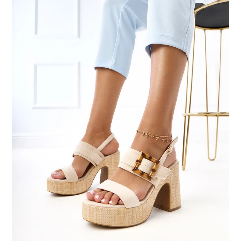 Sandálias bege no post decorado com grampo de elevira 1