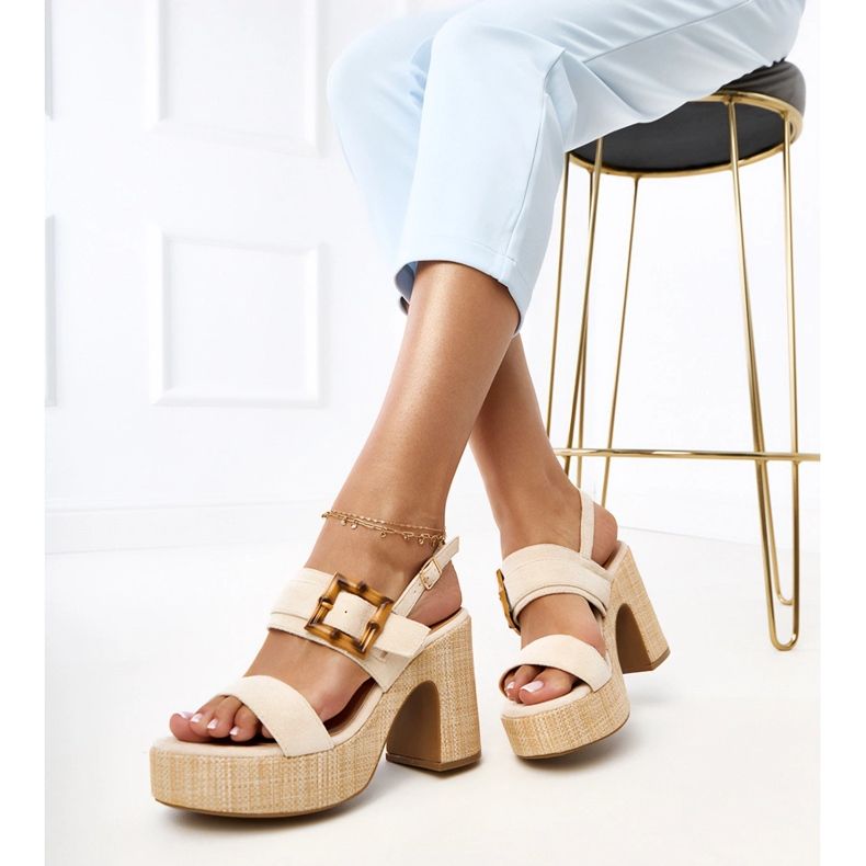 Sandálias bege no post decorado com grampo de elevira 2