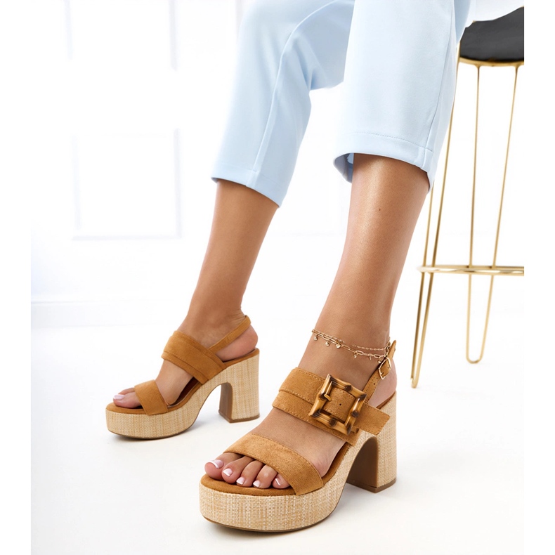 Sandálias marrons no post decorado com grampo de elevira castanho 1