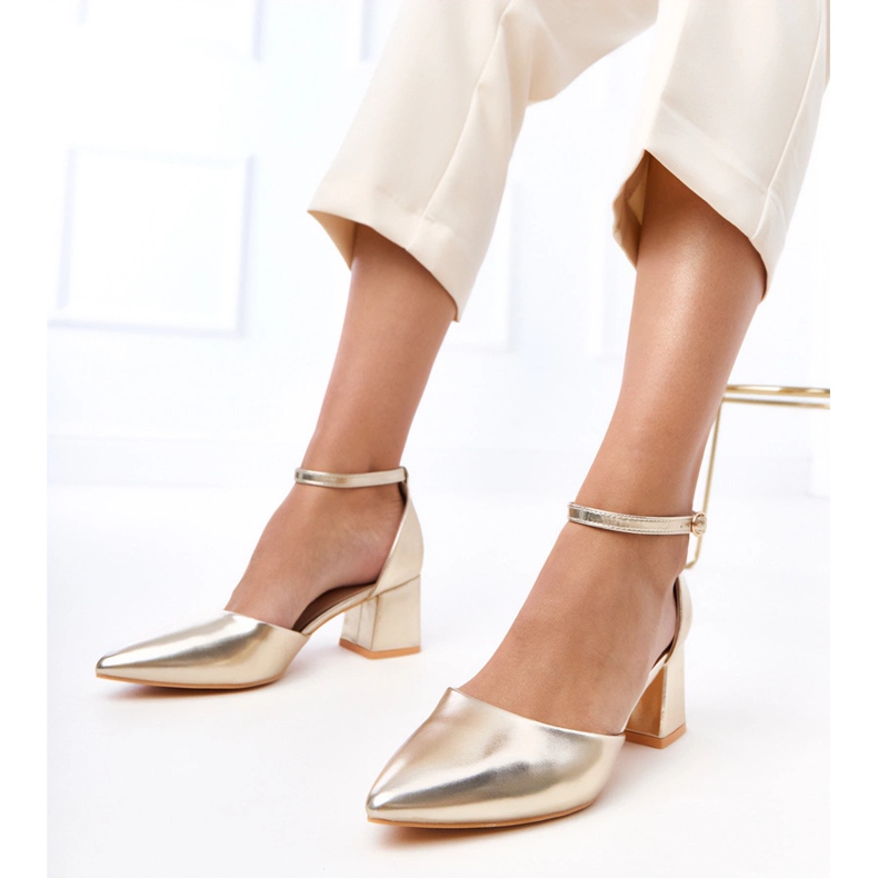 Bombas douradas no poste presas em cubos de Keris dourado 1