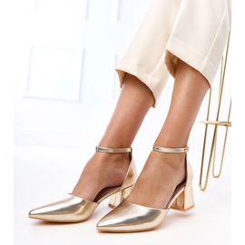 Bombas douradas no poste presas em cubos de Keris dourado 2