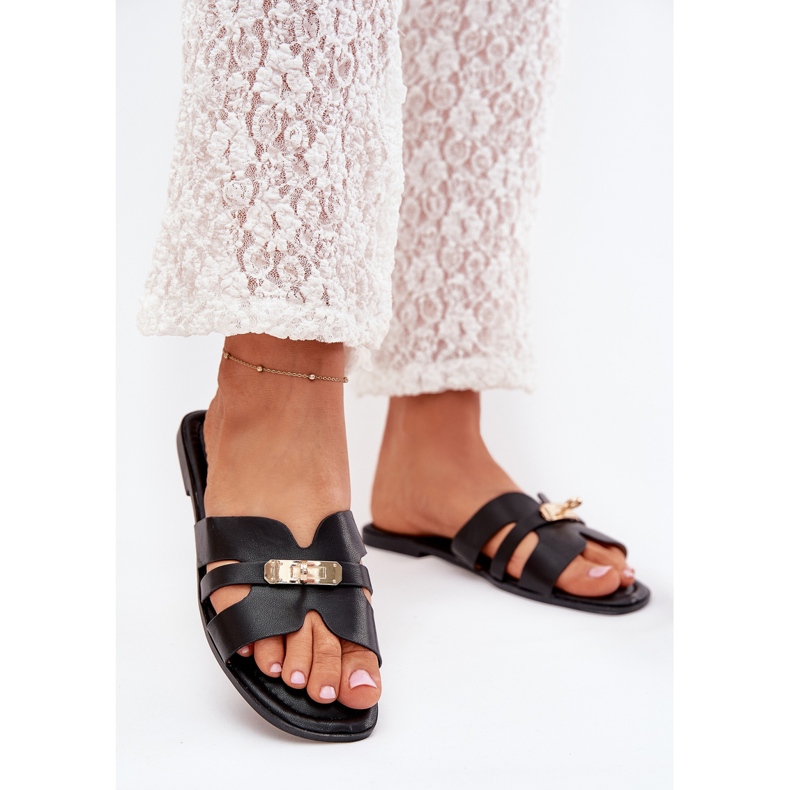 Boto Chinelos femininos planos com uma alça e detalhes dourados preto kerenza 2