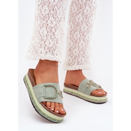 Boto Flips femininos na plataforma com uma decoração verde de Daphira 2