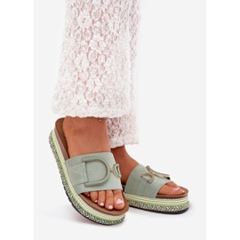 Boto Flips femininos na plataforma com uma decoração verde de Daphira 1