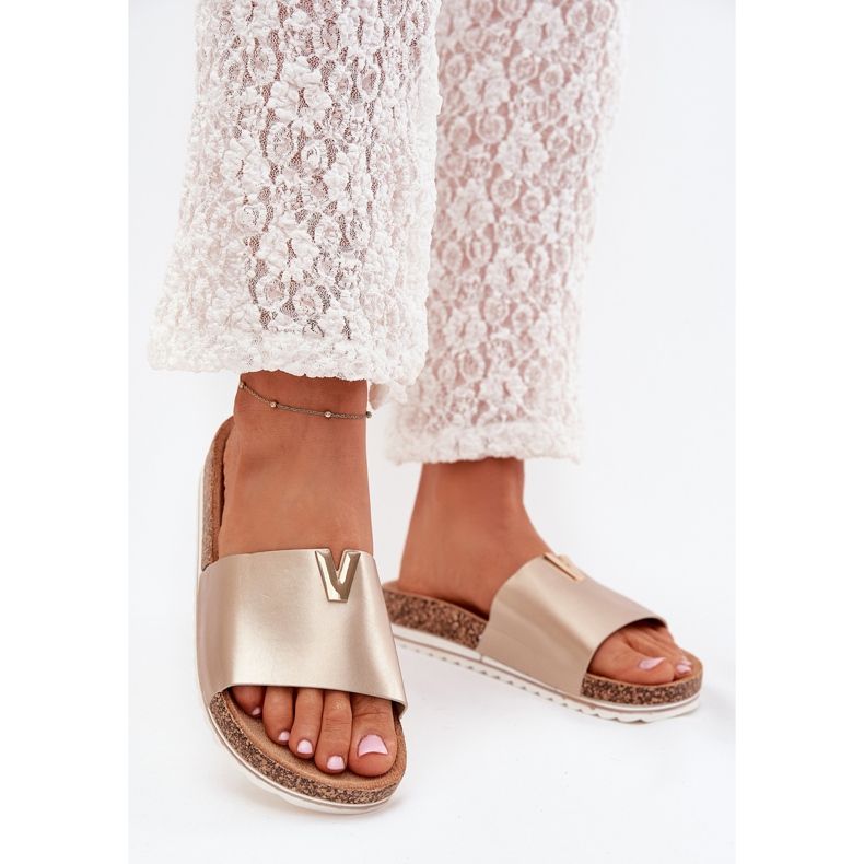 Boto Flip feminino em uma plataforma de cortiça com um detalhe decorativo de vessira de ouro dourado 2