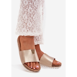 Boto Flip feminino em uma plataforma de cortiça com um detalhe decorativo de vessira de ouro dourado 1