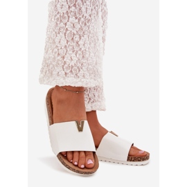 Boto Os chinelos femininos em uma plataforma de cortiça com um detalhe decorativo de vessira branco 1