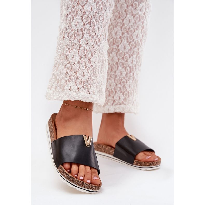 Boto Flips femininos em uma plataforma de cortiça com um detalhe decorativo Black Vessira preto 2