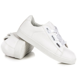 Tênis elegante com uma fita branco 2 Tênis elegante com uma fita branco 2