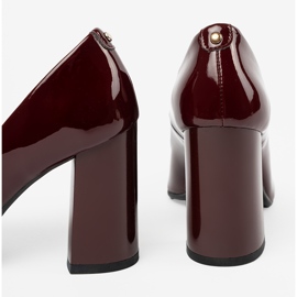 Shelvt Bombas envernizadas no post da Borgonha vermelho 2