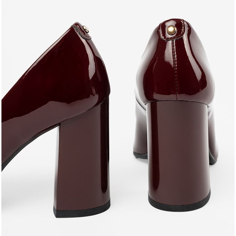 Shelvt Bombas envernizadas no post da Borgonha vermelho 2