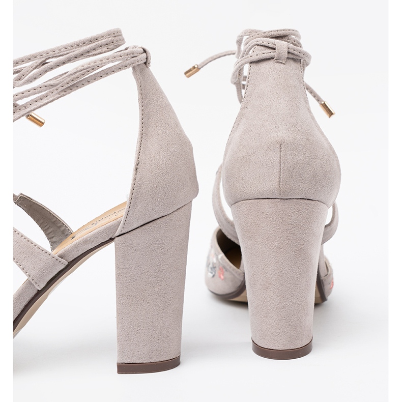 Shelvt Bombas amarradas com um padrão floral cinza 1